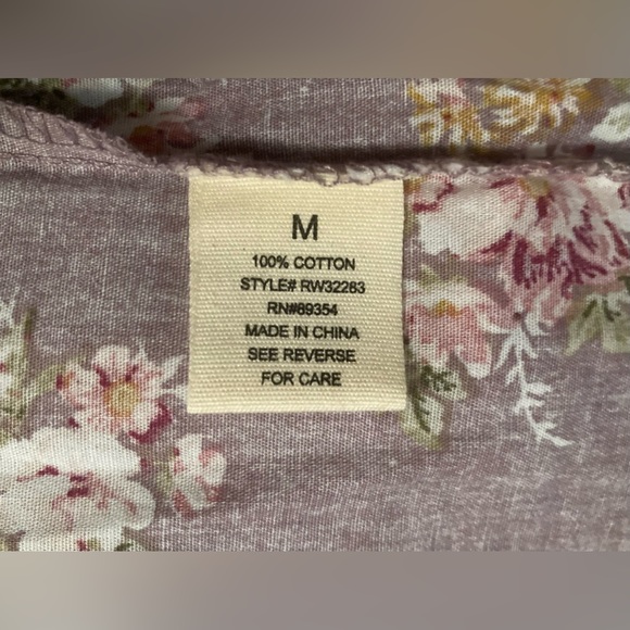 NEW No Comment Off the Shoulder Floral Lavender Women’s Button down Blouse Med - Picture 3 of 11